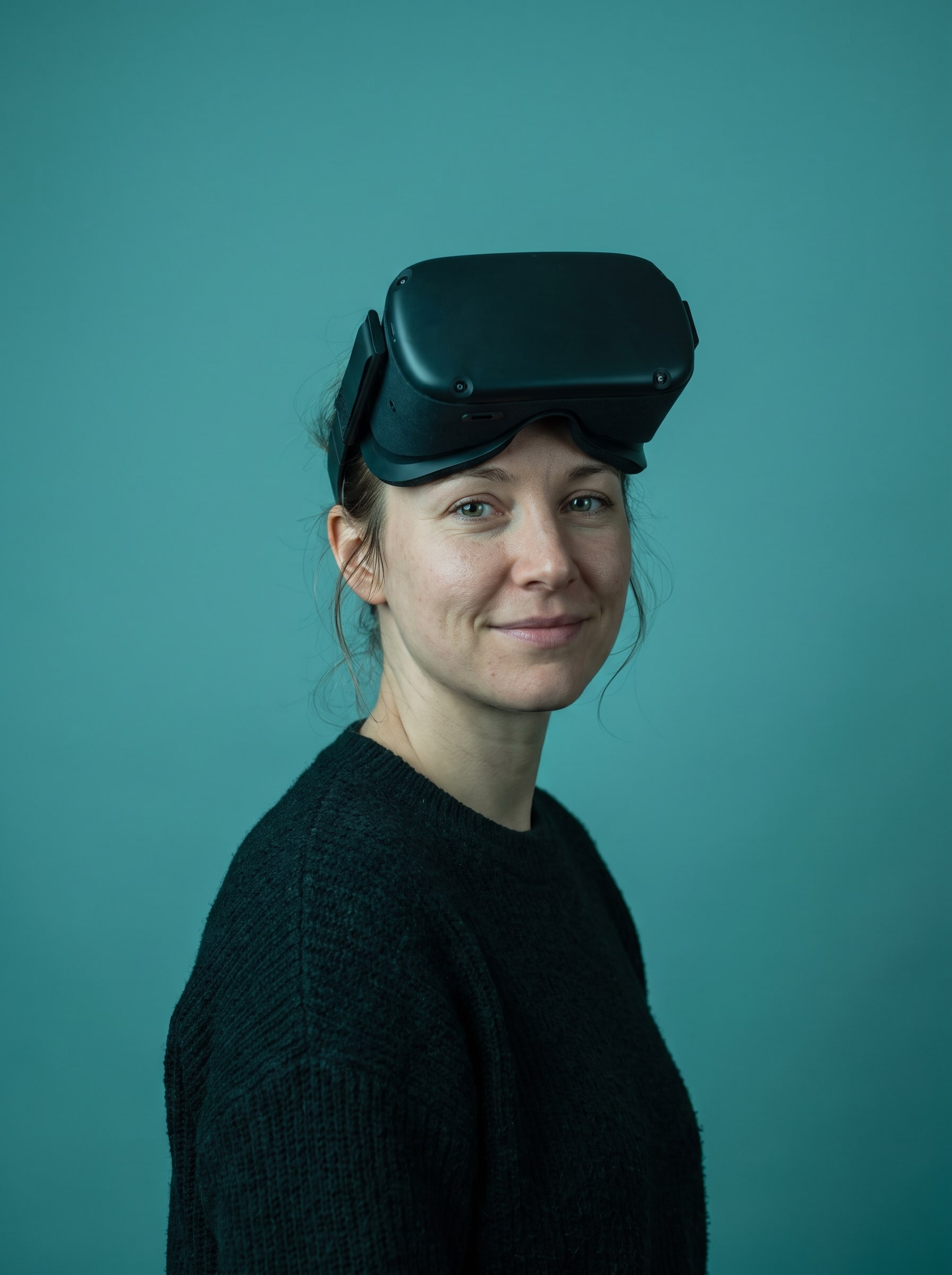 Женщина в VR-гарнитуре